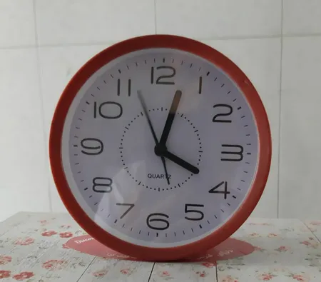 ساعت رومیزی عقربه‌ای مدل 2026