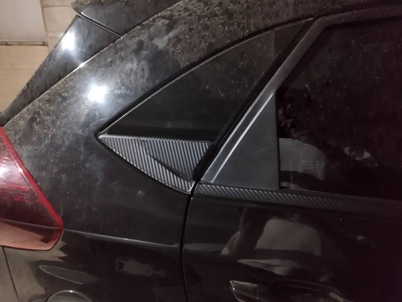 برچسب بدنه خودرو لندمون مدل کربن کد SC003 M رول یک متری