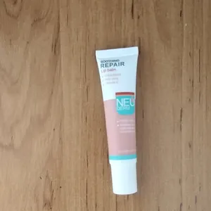 تجریه خرید بالم لب نئودرم مدل Soothing Repair حجم 15 میلی لیتر