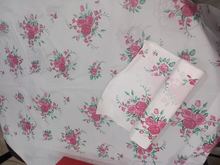 سفره یکبار مصرف طرح گل دار رول 50 متری مجموعه 2 عددی