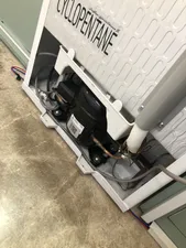 تجریه خرید یخچال 5 فوت ایستکول مدل TM-4294-CS، با ارتفاع 80، پهنای 45 و عمق 52 سانتی متر، میزان مصرف انرژی C، دارای 4 طبقه در یخچال، دارای پایه های قابل تنظیم