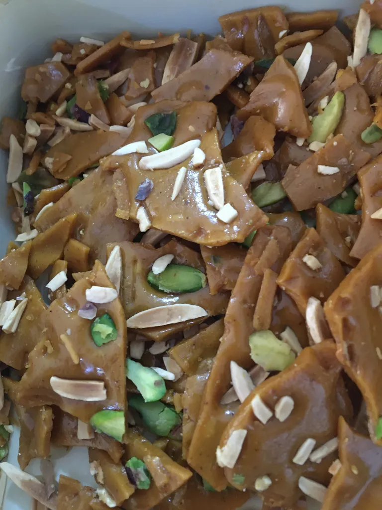 سوهان عسلی زعفرانی شیرین - 500 گرم