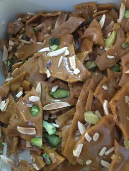 سوهان عسلی زعفرانی شیرین - 500 گرم