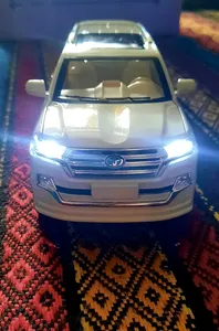 تجریه خرید ماشین بازی مدل تویوتا لندکروز V8