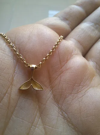 آویز گردنبند طلا 18 عیار زنانه ناریا طرح دم وال کد SH5