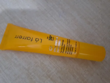 کرم ضد آفتاب دورچشم بدون رنگ لافارر، 30 SPF، مدل مینرال، مناسب انواع پوست و حجم 15 میلی‌لیتر، محافظت کننده در برابر اشعه UVA و UVB، ضد حساسیت و التهاب، بدون چربی، ضد آب، +++PA، ضد چروک، تعدیل کننده هاله تیره دور چشم، مغذی، رطوبت‌رسان، با ماندگاری 2 ساعته