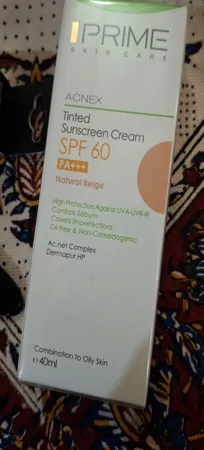 کرم ضدآفتاب رنگی پرایم، 60 SPF، مدل 02، مناسب پوست چرب و مختلط تنالیته رنگ متوسط و حجم 40 میلی‌لیتر، محافظت کننده در برابر اشعه UVA،IRو UVB، کنترل کننده ترشح سبوم، فاقد چربی و غیر کومدون‌زا، +++PA، پوشش دهنده جای جوش، با ماندگاری 3 ساعته