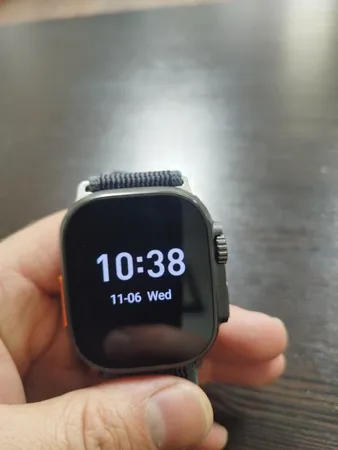 ساعت هوشمند مدل HK9 ULTRA 2 MAX دارای قابلیت های صفحه نمایش رنگی، صفحه نمایش لمسی، کنترل موسیقی (Music Player)، کنترل سطح اکسیژن خون، قابلیت مکالمه از طریق بلوتوث، پشتیبانی از زبان فارسی در منو و سیستم‌عامل بند سیلیکون