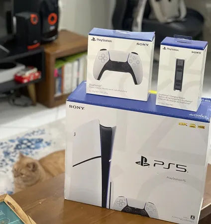 کنسول بازی سونی مدل PlayStation 5 Slim ظرفیت یک ترابایت ریجن 2000 آسیا به همراه دسته اضافی و پایه شارژر