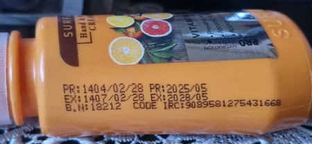 کرم آبرسان و روشن کننده سورفین مدل ویتامین سی حجم 125 میلی لیتر