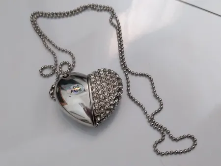 فلش مموری طرح قلب مدل UJ-004 ظرفیت 64 گیگابایت