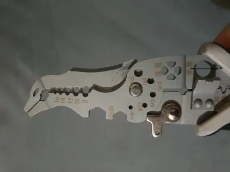 انبر سیم لخت کن چندکاره یوتولز مدل S2 سایز هشت و نیم اینچ