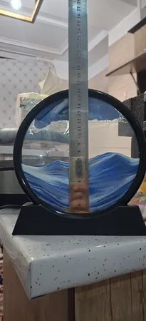 ساعت شنی طرح شن های رنگی شناور در آب