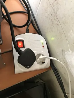 محافظ ولتاژ پارت الکتریک مدل 8787