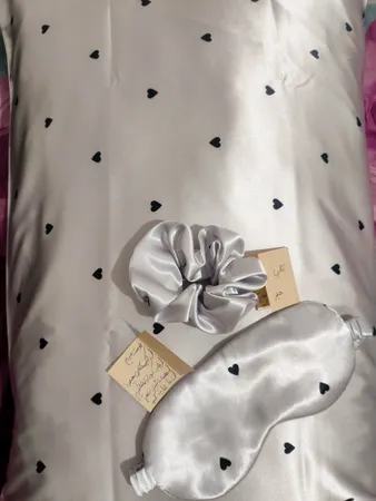 رو بالشی مدل ساتن ابریشم طرح قلب به همراه کش مو و چشم بند