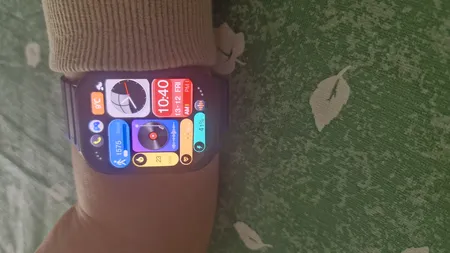 ساعت هوشمند گلوریمی مدل GS1 Pro 2024 دارای قابلیت های صفحه نمایش رنگی، صفحه نمایش لمسی، کنترل موسیقی (Music Player)، کنترل سطح اکسیژن خون، قابلیت مکالمه مستقیم، قابلیت مکالمه از طریق بلوتوث، پشتیبانی از زبان فارسی در منو و سیستم‌عامل بند سیلیکون