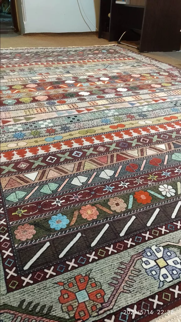 فرش ماشینی محتشم طرح سنتی مدل ترکمن کد 100315 زمینه لاکی