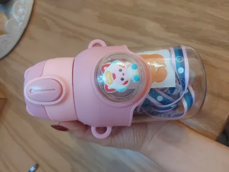 قمقمه کودک مدل بند دار سیلیکونی برچسبی طرح خرس گنجایش 75 لیتر