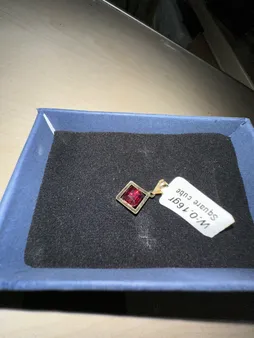 آویز گردنبند طلا 18 عیار زنانه ناریا مدل مکعب رنگ قرمز