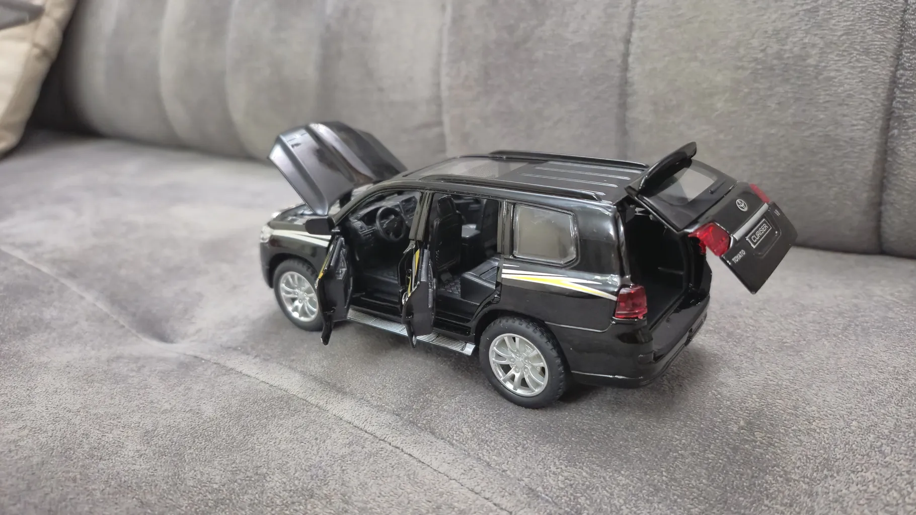 ماشین بازی چه ژی مدل تویوتا لندکروز کد 032