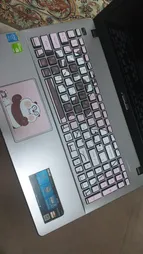 استیکر لپ تاپ مدل پاندا کوچولوی خنگ کد01 مناسب برای لپ تاپ 17 اینچ به همراه برچسب حروف فارسی کیبورد