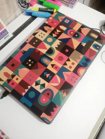 استیکر لپ تاپ توییجین و موییجین طرح هندسی کد 16 مناسب برای لپ تاپ 15.6 اینچ به همراه برچسب حروف فارسی کیبورد