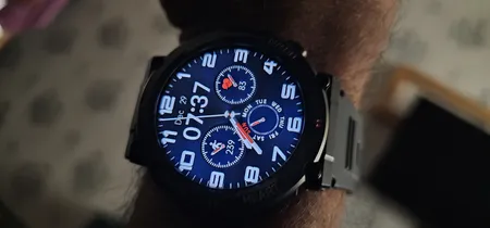 ساعت هوشمند مدل G͏9͏9͏ U͏ltra دارای کنترل موزیک، فشار خون، گام شمار، مکالمه بلوتوثی، پشتیبانی از زبان فارسی، قابلیت تغییر تصویر زمینه، بند سیلیکون