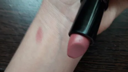 رژلب جامد گلدن رز مدل Velvet شماره 02