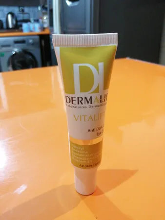 کرم دور چشم درمالیفت مدل Vitalift Anti Dark حجم 25 میلی لیتر