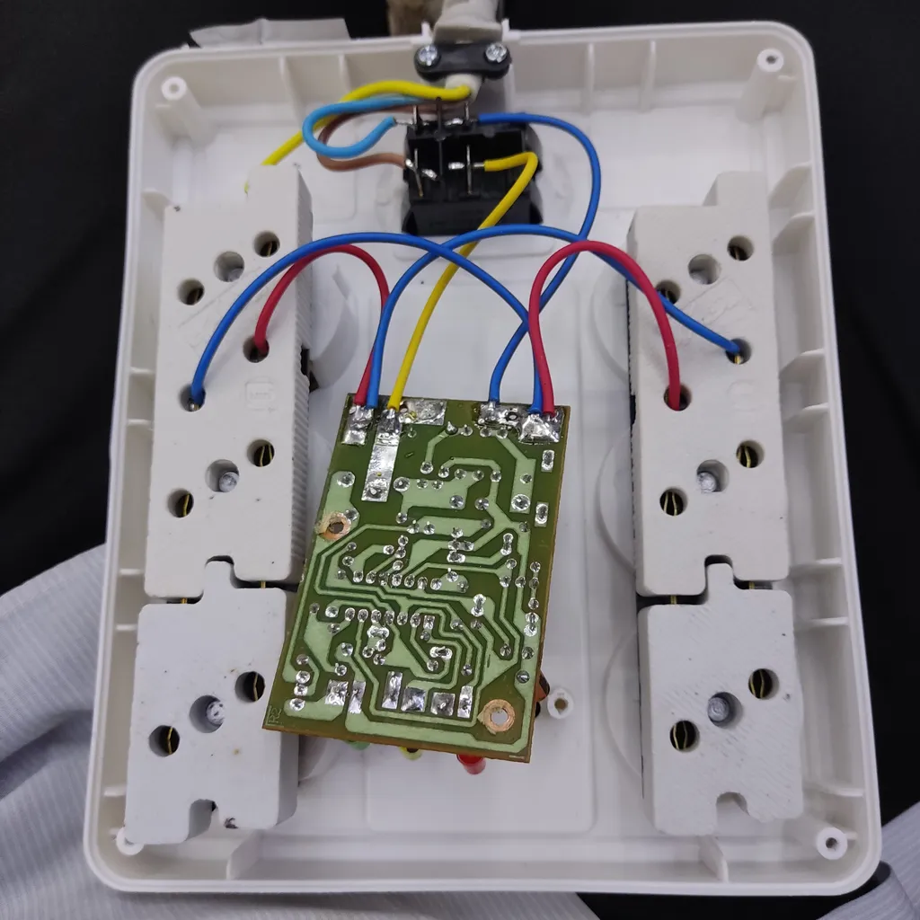 محافظ ولتاژ مچر مدل  6خانه MR 227