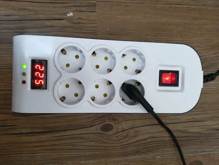 محافظ ولتاژ پارت الکتریک مدل PE8802