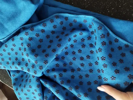 زیرانداز یوگا مدل حوله ای