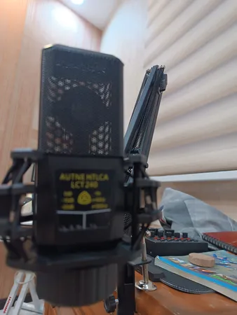 میکروفون استودیویی مدل LCT240  همراه با کارت صدای V8