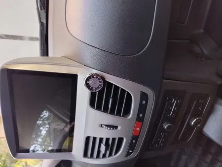 ساعت آنالوگ رو داشبورد خودرو مدل 2023