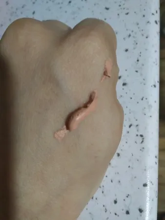 کرم ضد آفتاب بدون رنگ دکتر ژیلا SPF50 مدل multi-protection محافظ UVB، مرطوب‌کننده، مناسب انواع پوست حجم 50 گرم