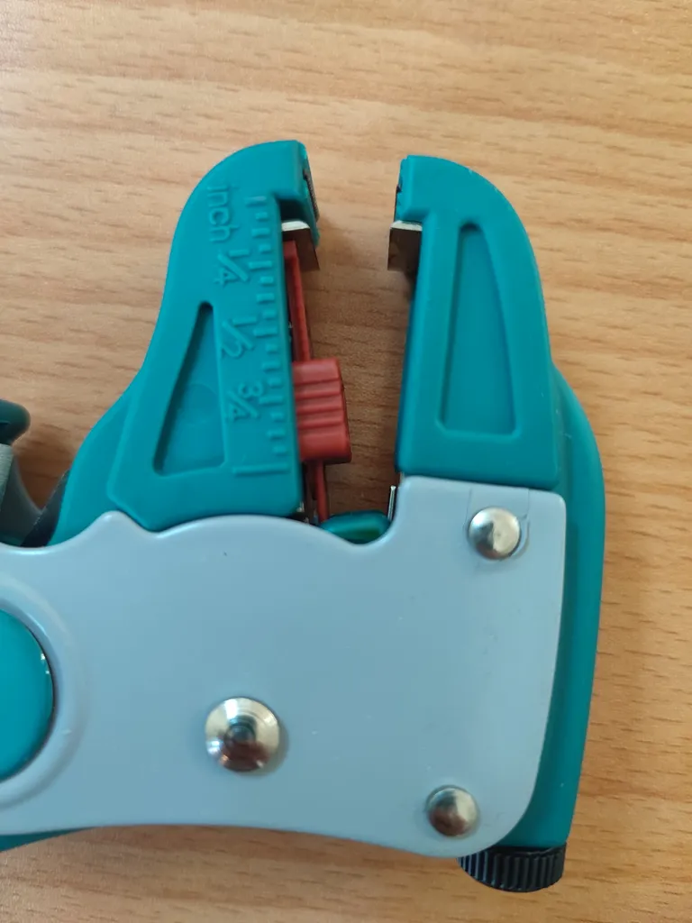 انبر سیم لخت کن کلاغی صنعتی توتال کد THT15606 سایز 7 اینچ