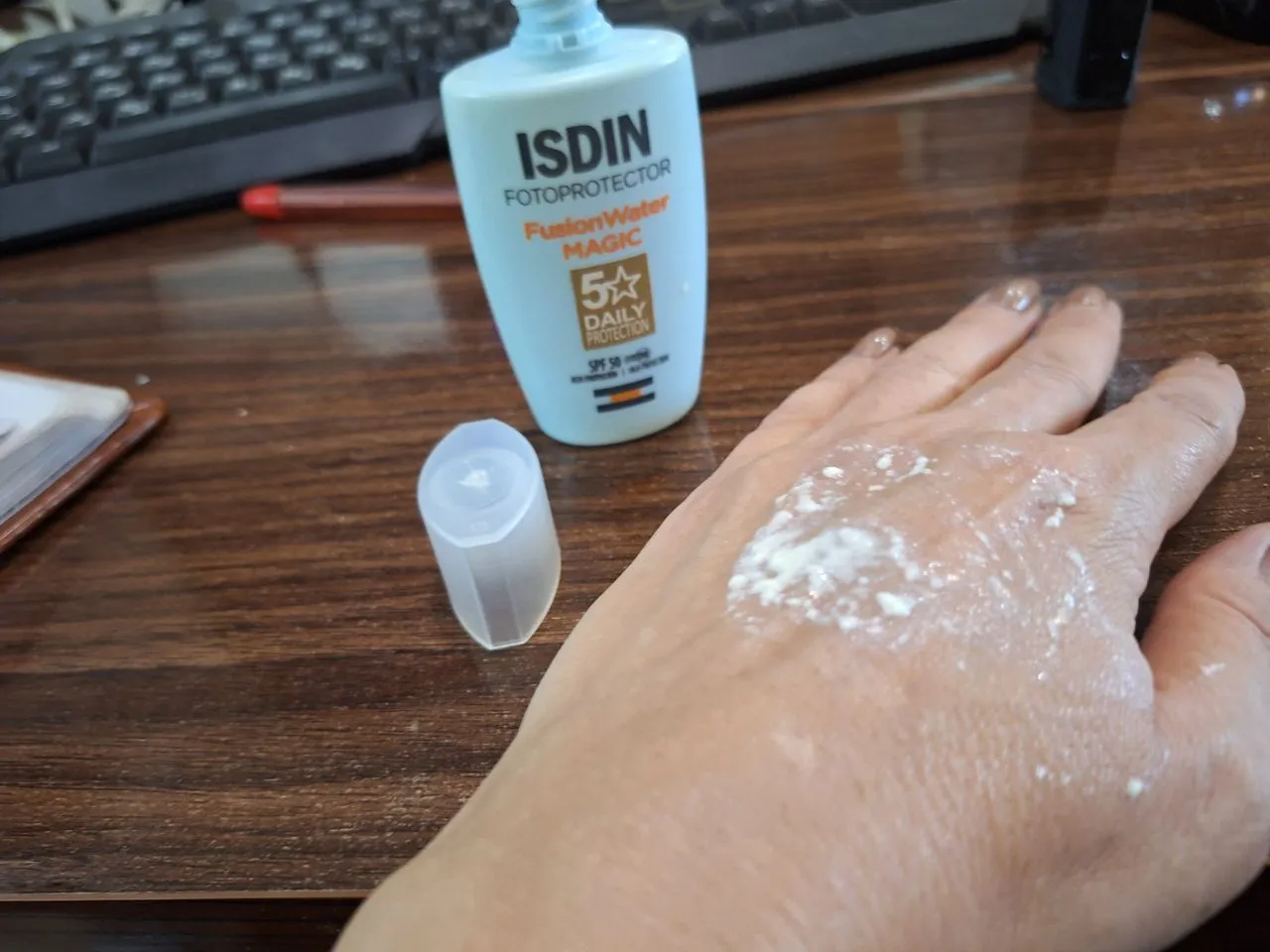 فلوئید ضدآفتاب بدون رنگ ایزدین SPF50 مدل Fusion Water Magic ‌مناسب انواع پوست، حجم 50 میلی‌لیتر