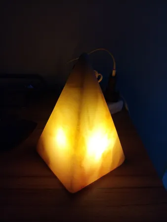 چراغ خواب سنگ نمک طرح هرم کد 01