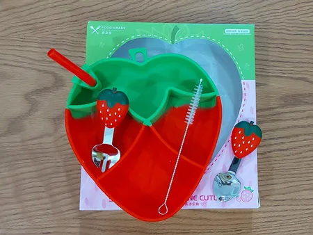 ست ظرف غذا کودک 4 تکه مدل توت فرنگی