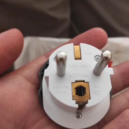 مبدل برق 3به2 هوشمند الدینیو مدل SCW1050