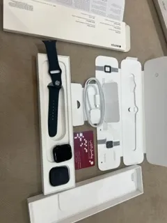 ساعت هوشمند اپل مدل Series 8 Aluminum 41mm دارای قابلیت های صفحه نمایش رنگی، صفحه نمایش لمسی، کنترل موسیقی (Music Player)، کنترل سطح اکسیژن خون، قابلیت مکالمه مستقیم بند سیلیکون