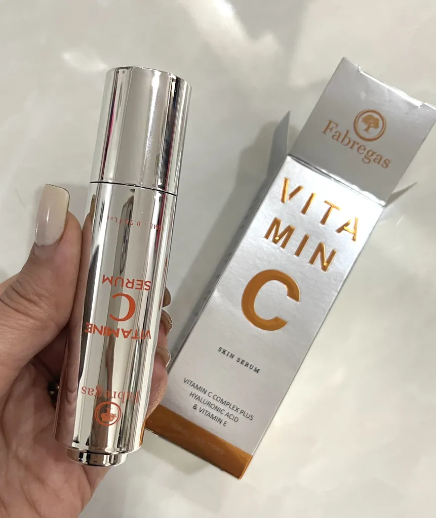 سرم صورت روشن کننده و ترمیم کننده پوست فابریگاس مدل ویتامین C حجم 15 میلی لیتر