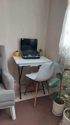 میز تحریر تاشو و تنظیم شو یاس سفید تک باکس دار