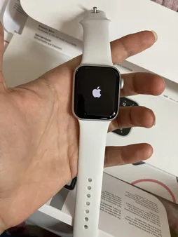 ساعت هوشمند اپل مدل SE دارای قابلیت های صفحه نمایش لمسی بند سیلیکون