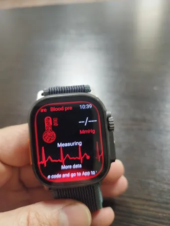 ساعت هوشمند مدل HK9 ULTRA 2 MAX دارای قابلیت های صفحه نمایش رنگی، صفحه نمایش لمسی، کنترل موسیقی (Music Player)، کنترل سطح اکسیژن خون، قابلیت مکالمه از طریق بلوتوث، پشتیبانی از زبان فارسی در منو و سیستم‌عامل بند سیلیکون