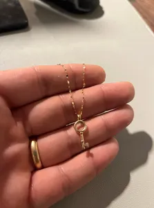 تجریه خرید آویز گردنبند طلا 18 عیار زنانه ناریا طرح کلید کد 103