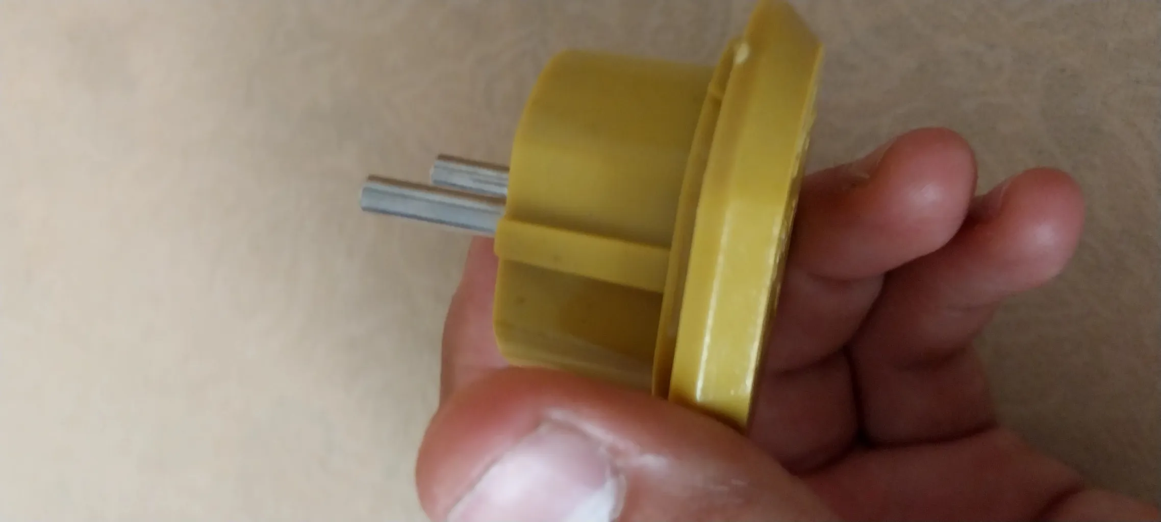 مبدل برق 3 به 2 آریو مدل A01