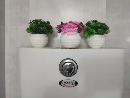 گلدان به همراه گل مصنوعی مدل سه گلی k16