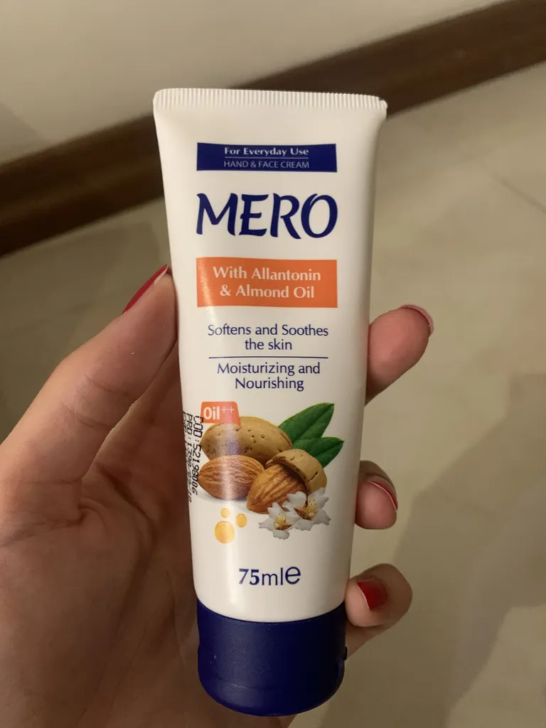 کرم مرطوب کننده مرو مدل بادام حجم ۱۴۰ میلی لیتر به همراه کرم مرطوب کننده مدل بادام حجم ۷۵ میلی لیتر