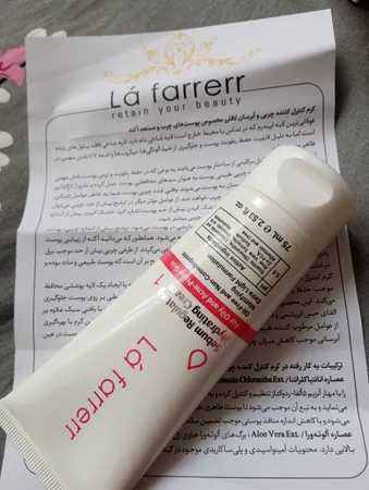 کرم کنترل‌کننده چربی و آبرسان لافارر مدل 01 مناسب پوستهای چرب و مستعد آکنه حجم 75 میلی‌لیتر